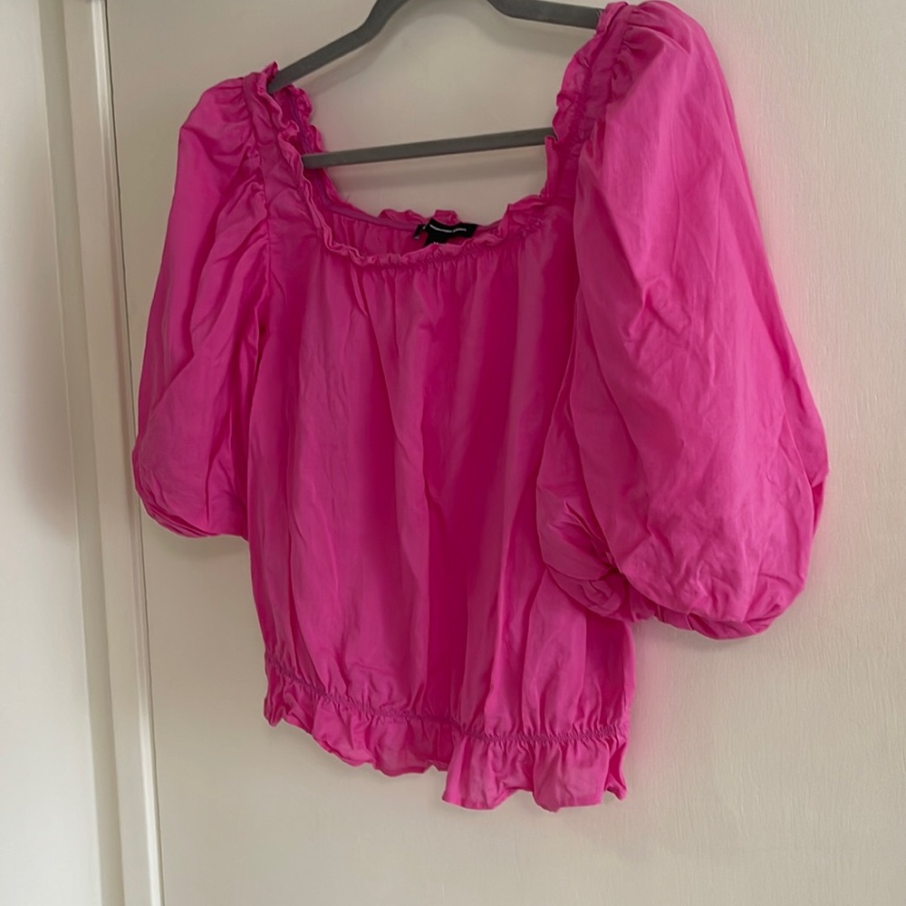 Beautiful puff sleeved shirt. Worn once